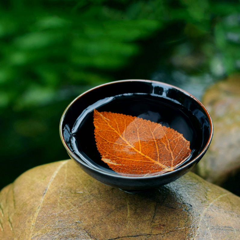 Black gold glazed wood leaf tea cup
